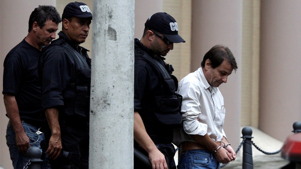 En una imagen de 2009, Battisti aparece escoltado por policías federales brasileños.