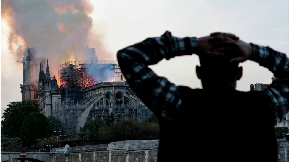 Un hombre mira el incendio en Notre Dame