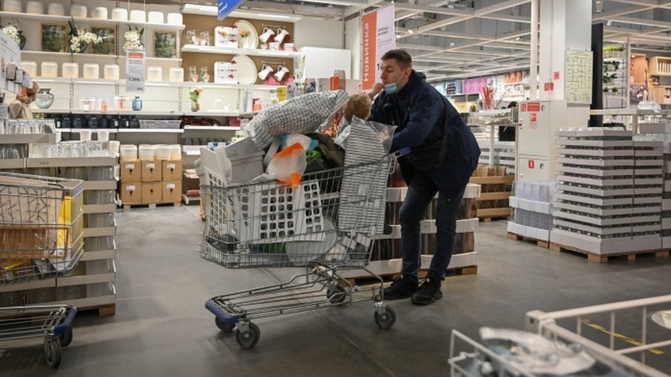 3 Mart'ta Rusya'nın güneyindeki Rostov-on-Don'da IKEA'dan alışveriş yapan bir Rus