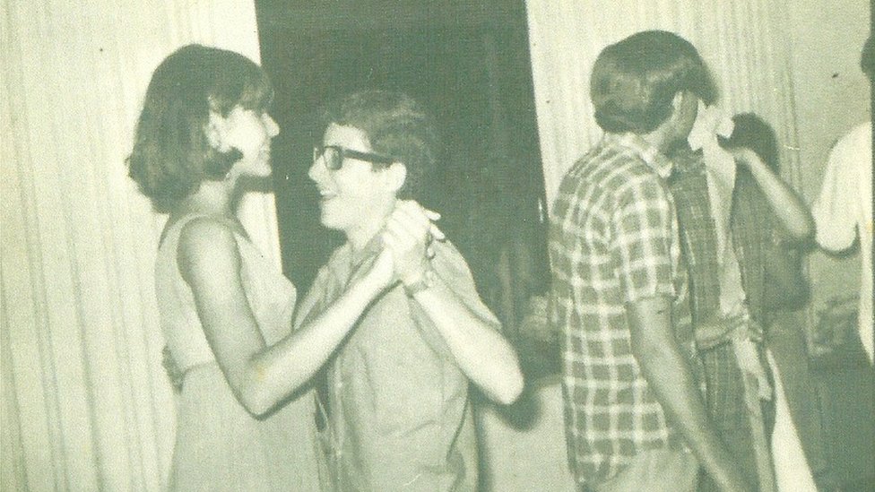 Alexandre aos 17 anos dançando com a irmã