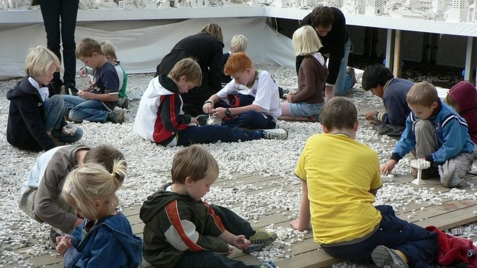 Niños juegan en una escuela de Oslo