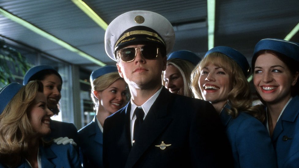 Леонардо Ди Каприо сыграл печально известного афериста и пилота Фрэнка Абигнейла в фильме 2002 года «Поймай меня, если сможешь».