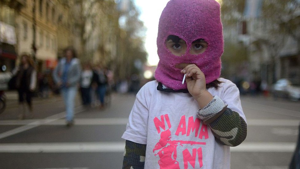 En Argentina nunca se es demasiado joven para participar en una protesta. Niña argentina enmascarada protestando