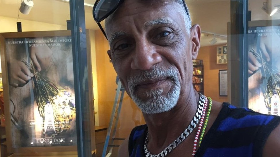 El habanero Antonio visitó el centro comercial y se rió de los precios de los productos como los de la galería de L'Occitane en Provence. Antonio frente a la galería de L'Occitane en Provence