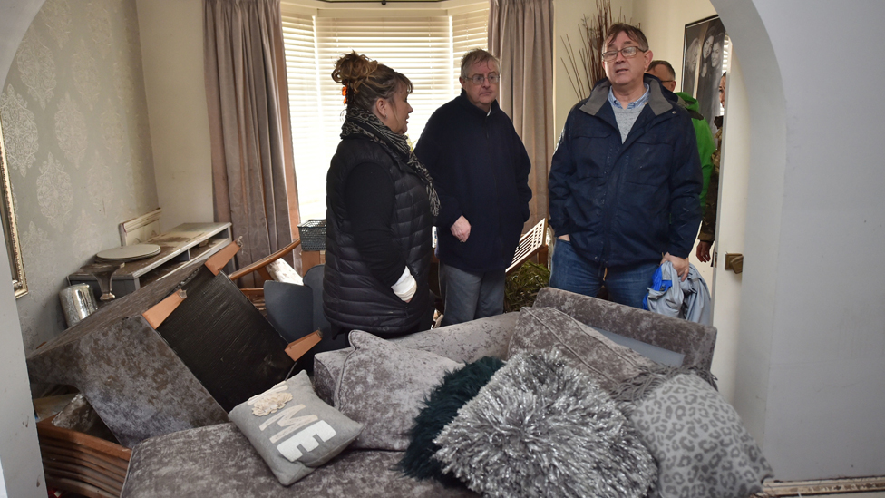 Первый министр Марк Дрейкфорд посещает пострадавший от наводнения дом в Нантгаро