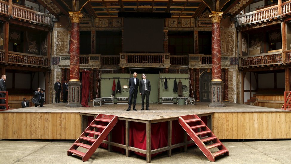 Президент США Барак Обама и Патрик Споттисвуд в театре Шекспир Глобус