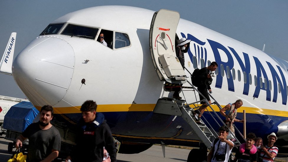 Ryanair denies passengers must pay to download boarding pass