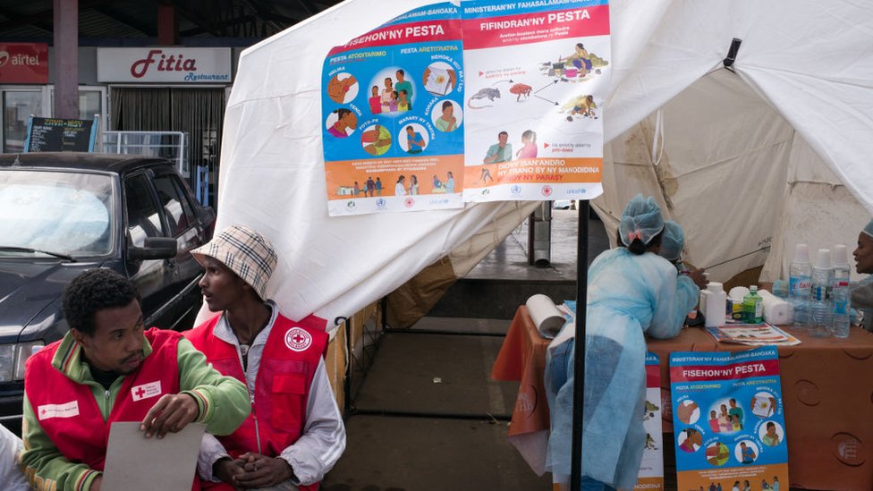 Gobierno y ONGs están llevando a cabo una campaña de información para que la gente tome precauciones. Personal de la Cruz Roja en Madagascar.