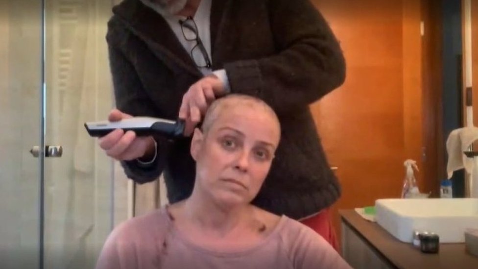 Claudia Conserva cortándose el pelo al rape.
