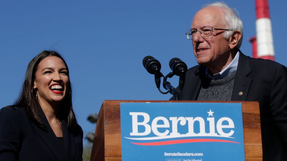 Alexandria Ocasio-Cortez y Bernie Sanders.