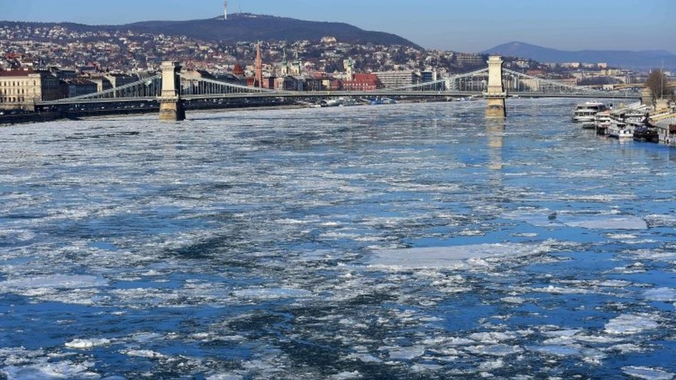 Лед плавает над Дунаем в Будапеште, Венгрия. Фото: 9 января 2017 г.