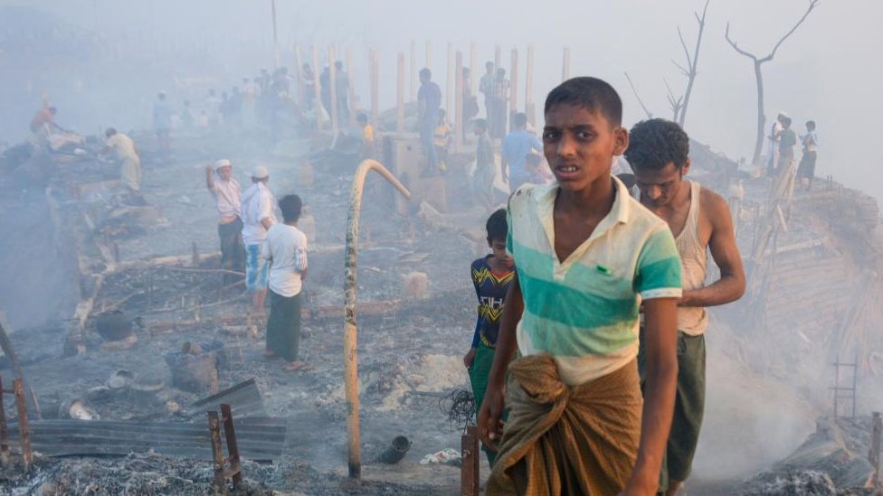 Refugiados rohingya buscan rescatar lo que puedan del incendio en el Bazar Cox, Bangladesh, 5 de marzo 2023