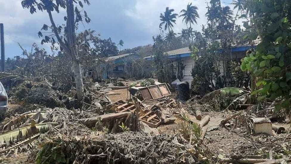Una imagen muestra escombros frente a casas en una de las islas de Tonga