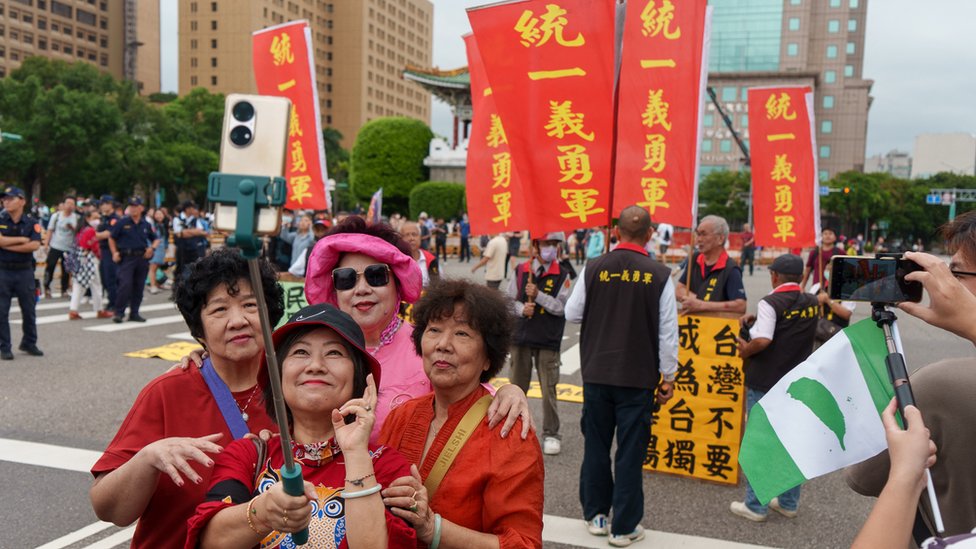 一群台灣統派女支持者在台北「雙十節」國慶慶典會場外的景福門前自拍（10/10/2024）