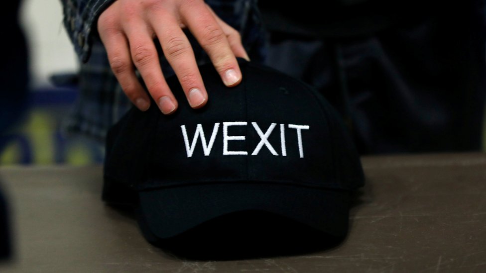 Сторонник держит свою шляпу Wexit на митинге в поддержку Wexit Alberta, сепаратистской группировки за независимость Альберты