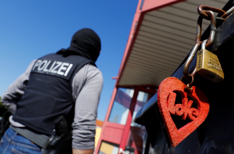 En meses recientes, la policía alemana ha hecho redadas en sitios donde encontraron mujeres explotadas sexualmente.
