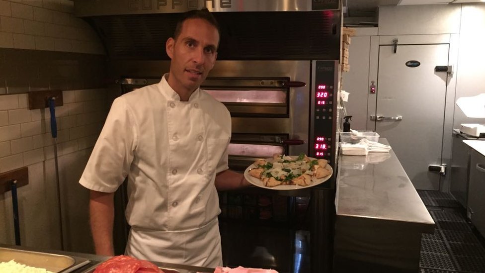 Renato Viola muestra una de sus pizzas en su restaurante de Miami Beach.