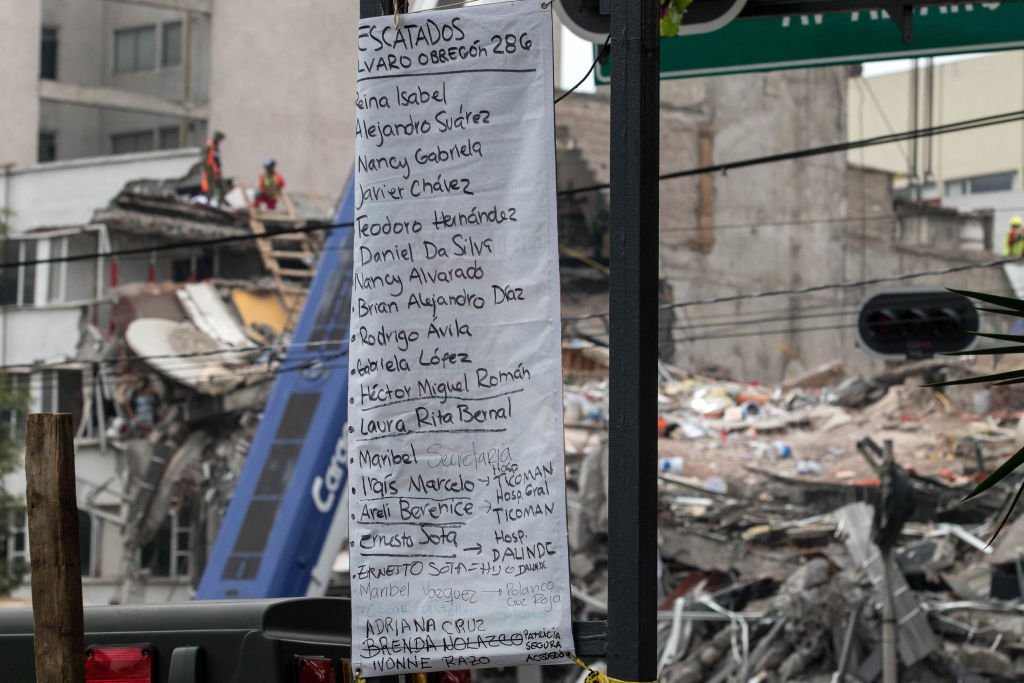 El edifico colapsado era uno de los sitios con más sobrevivientes atrapados. Una lista daba cuenta de los rescatados. Lista de los rescatados de los escombros del edificio avenida Álvaro Obregón 286