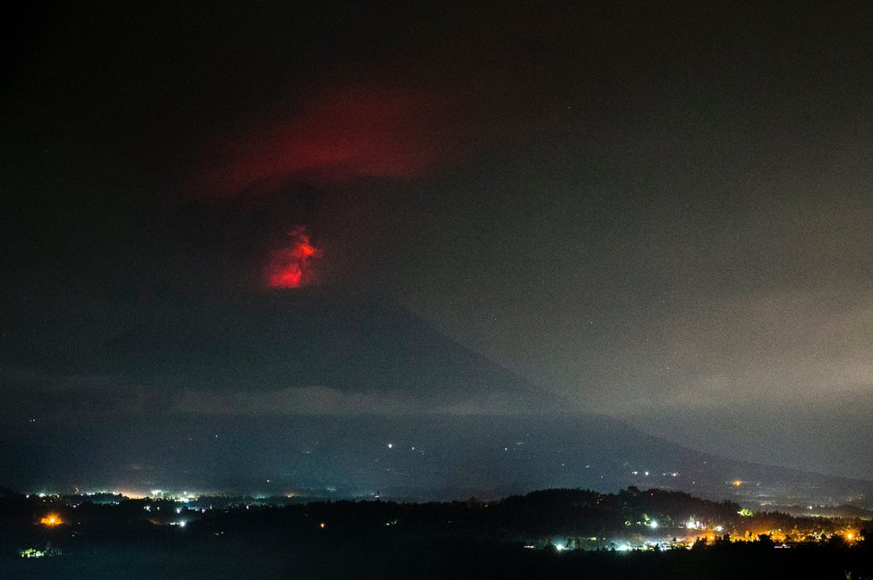 "Los rayos de fuego se observan cada vez más durante las noches. Eso indica que hay más posibilidades de que una erupción sea inminente", dice un comunicado del Consejo para el Manejo de Desastres de Indonesia. Volcan Agung en Bali de noche.