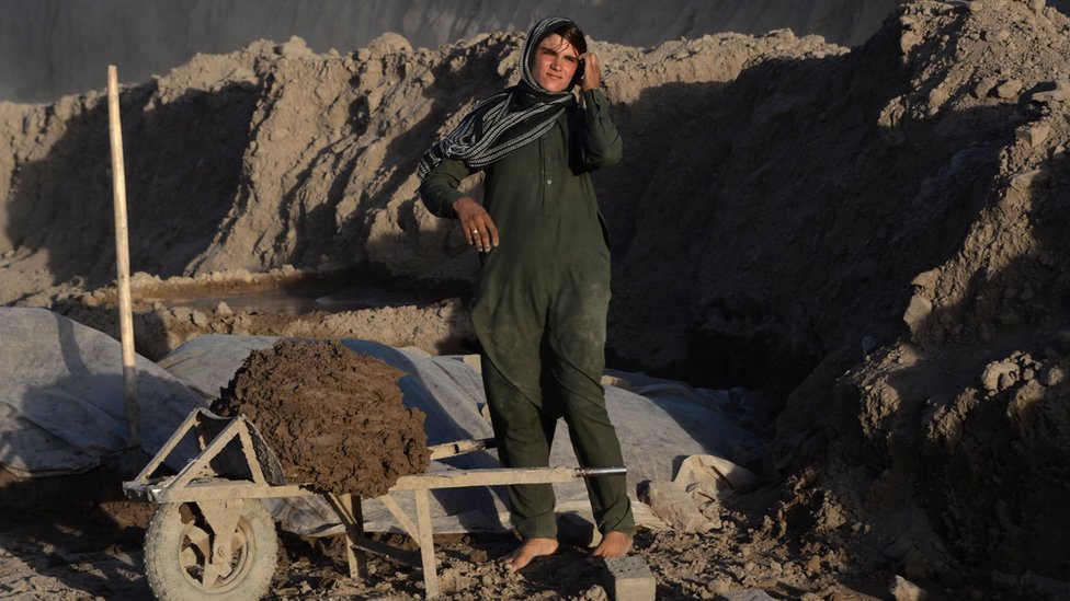 Sitara Wafadar en la fábrica de ladrillos