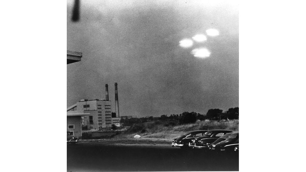 Objects in the sky photographed in Massachusetts in 1952