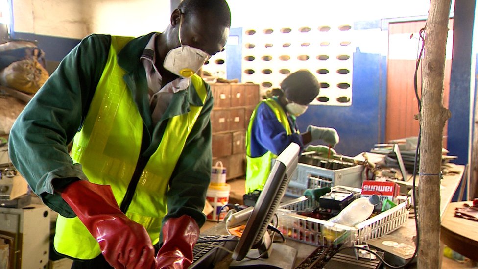 Pekerja mendaur ulang perangkat elektronik bekas