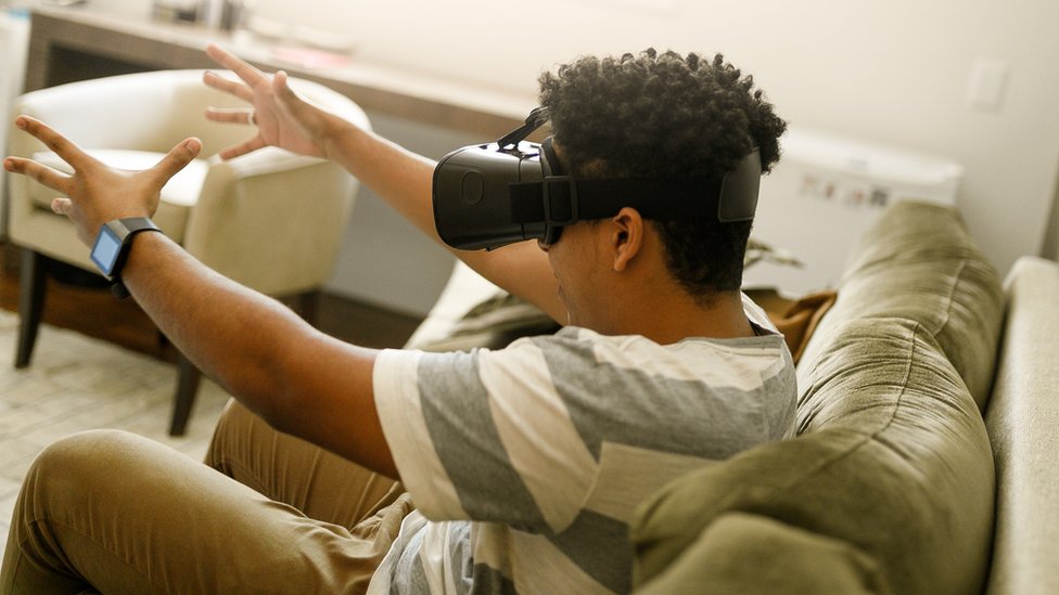 Rapaz usando óculos de realidade virtual