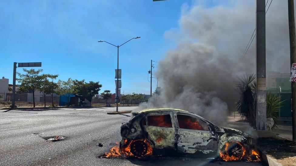 Un auto quemado en Culiacán tras el arresto de Ovidio Guzmán.