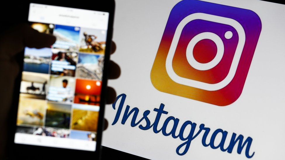 Логотип Instagram и телефон с фотографиями