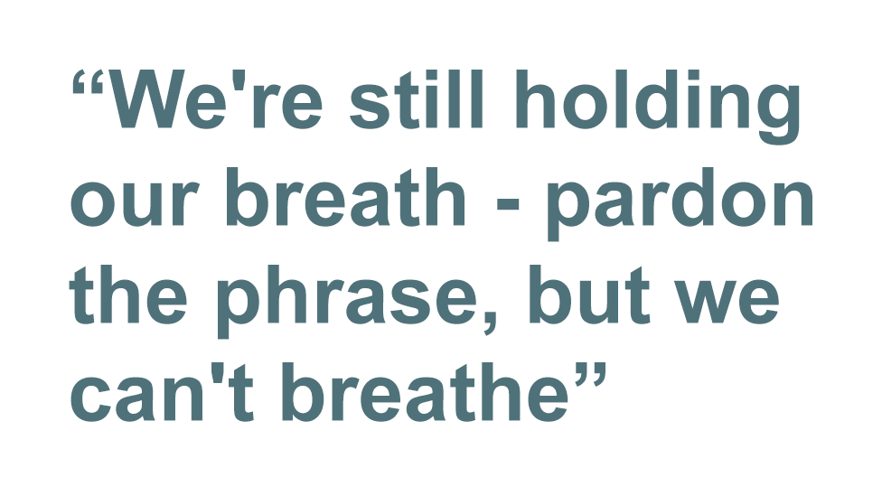 Quotebox: Мы все еще задерживаем дыхание - простите за фразу, но мы не можем дышать