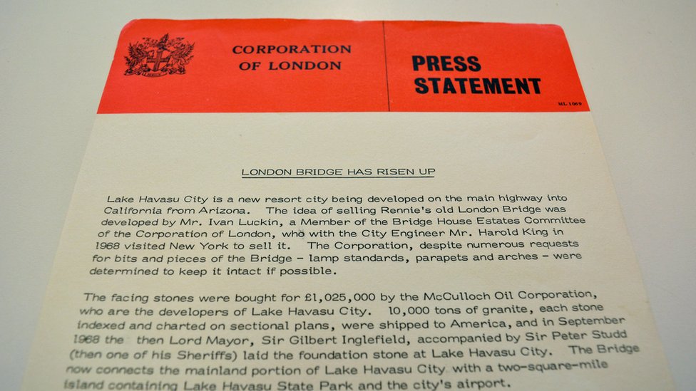 Nota de prensa anunciando la compra del puente de Londres.