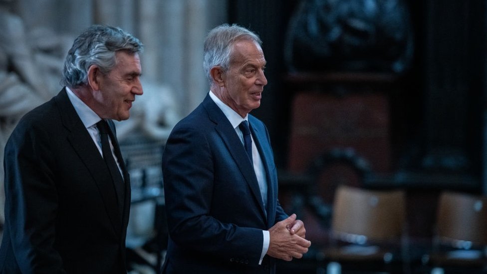 Eski İngiltere başbakanları Gordon Brown (solda) ve Tony Blair