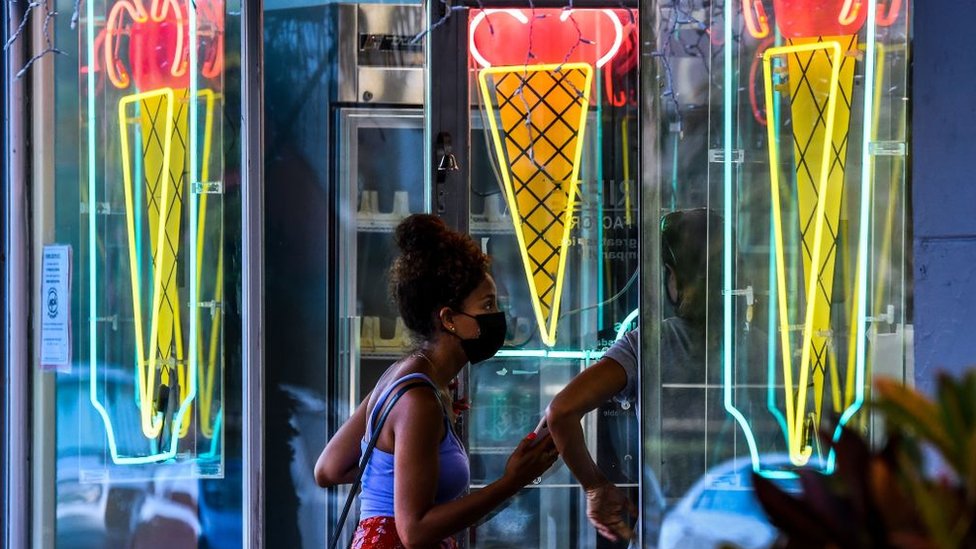 Маски носят, чтобы купить мороженое во Флориде