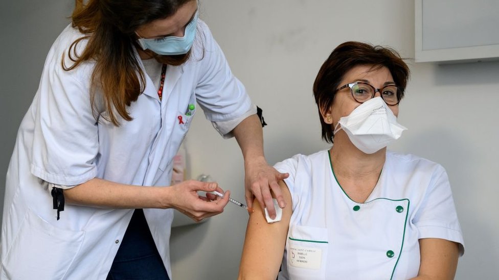 Mulher francesa sendo vacinada