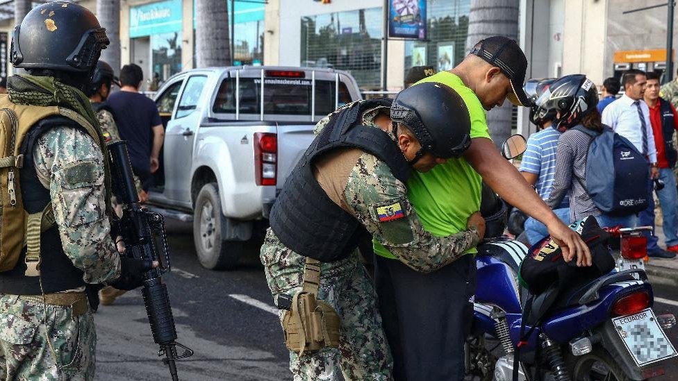 Un militar inspecciona a un civil en Guayaquil