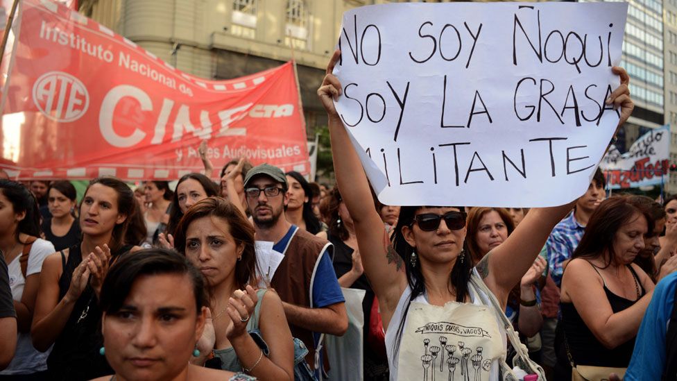Para muchos defensores de los trabajadores, "ñoqui" se suele usar como un estilo de insulto para los trabajadores de parte que la clase pudiente. Para muchos defensores de los trabajadores, "ñoqui" se suele usar como un estilo de insulto para los trabajadores de parte que la clase pudiente.