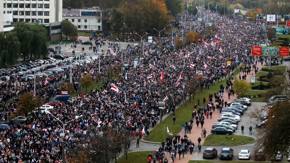 Люди присутствуют на митинге оппозиции в поддержку результатов президентских выборов в Беларуси в Минске, Беларусь, 25 октября 2020 года