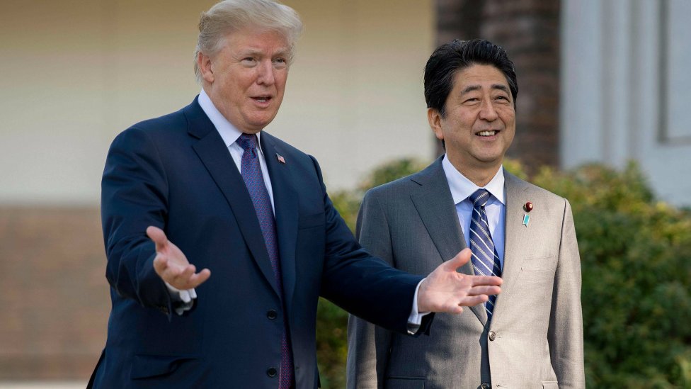 Президент Дональд Трамп с премьер-министром Японии Синдзо Абэ на Золотом курсе загородного клуба Касумигасэки в Токио 5 ноября 2017 г.