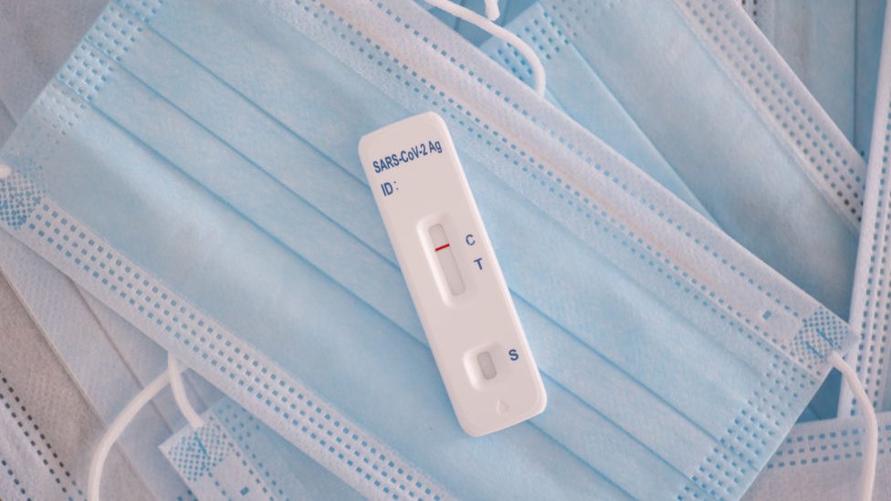 Autoteste de covid, um dispositivo retangular branco que mostra uma faixa vermelha no visor, como um teste de gravidez