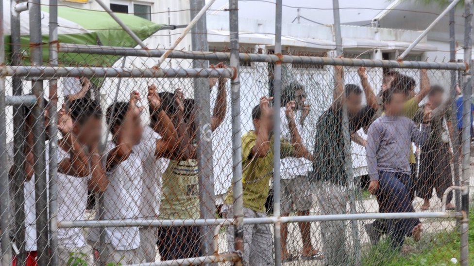 Просители убежища за забором в центре содержания под стражей на острове Манус, Папуа-Новая Гвинея, 21 марта 2014 г.