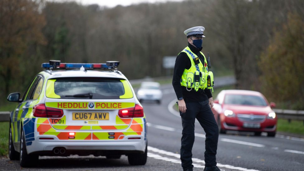 Офицер полиции Дайфед Поуис остановил автомобилистов на автостраде A477 между Кармартенширом и Пембрукширом во время изоляции Уэльса от пожара