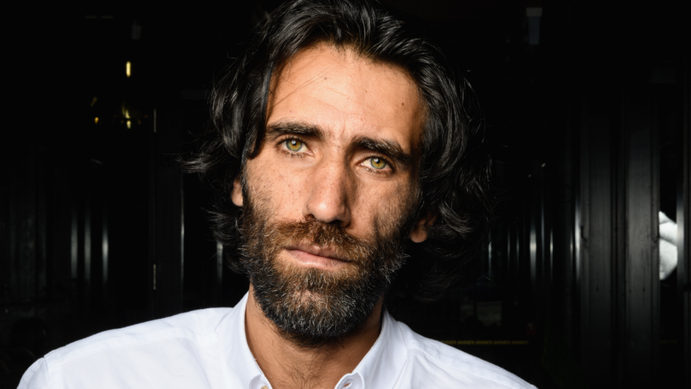 Behrouz Boochani: Refugee author granted asylum in New Zealand