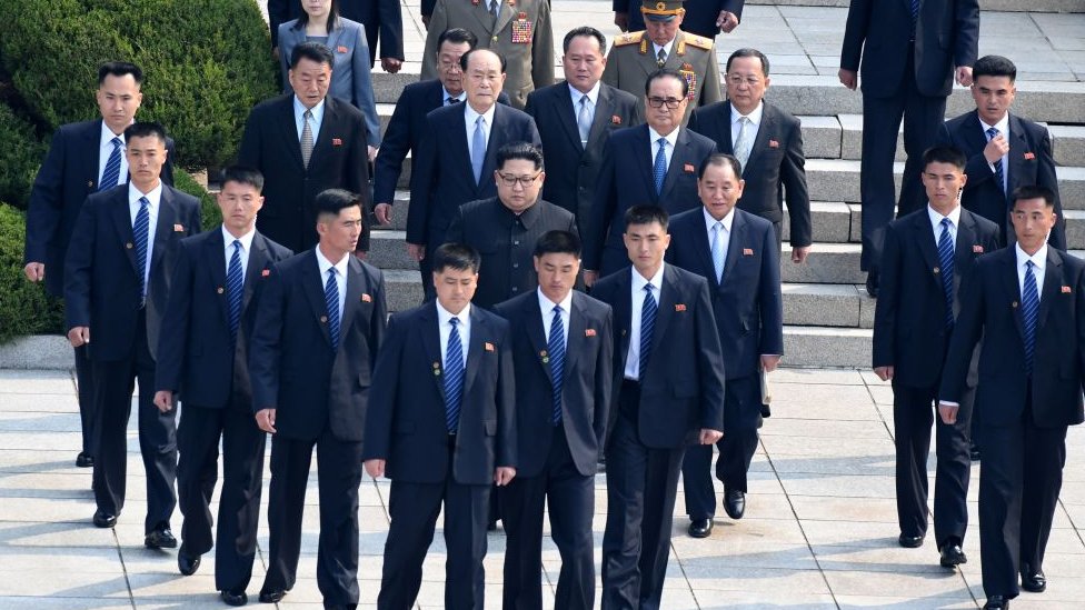 Protegido dentro del círculo, camina Kim Jong-un Kim Jong-un
