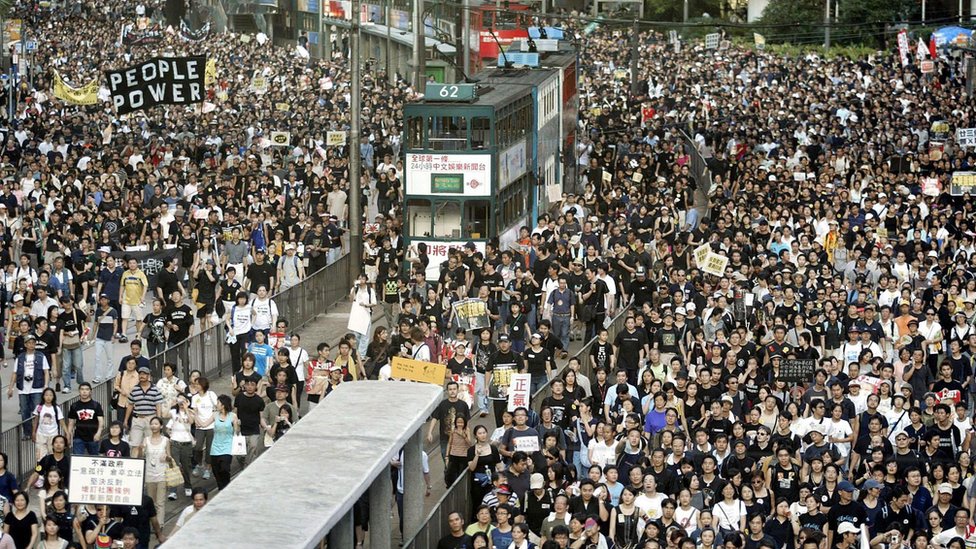 Протестующие заполнили две улицы во время митинга против 23-й статьи, 1 июля 2003 г.