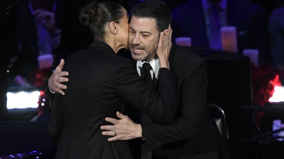 Diana Taurasi y Jimmy Kimmel se abrazan durante el evento tributo a Kobe Bryant.