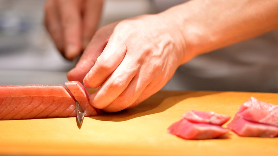 El padecimiento es frecuente en Japón, pero dado el éxito del sushi en países de Occidente, el número de casos va en aumento. Preparación de sushi