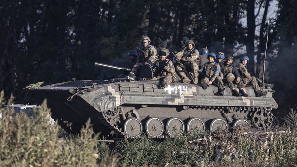 Imagen mostrando un tanque con soldados ucranianos.