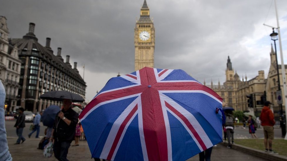 Payung Inggris di depan Big Ben