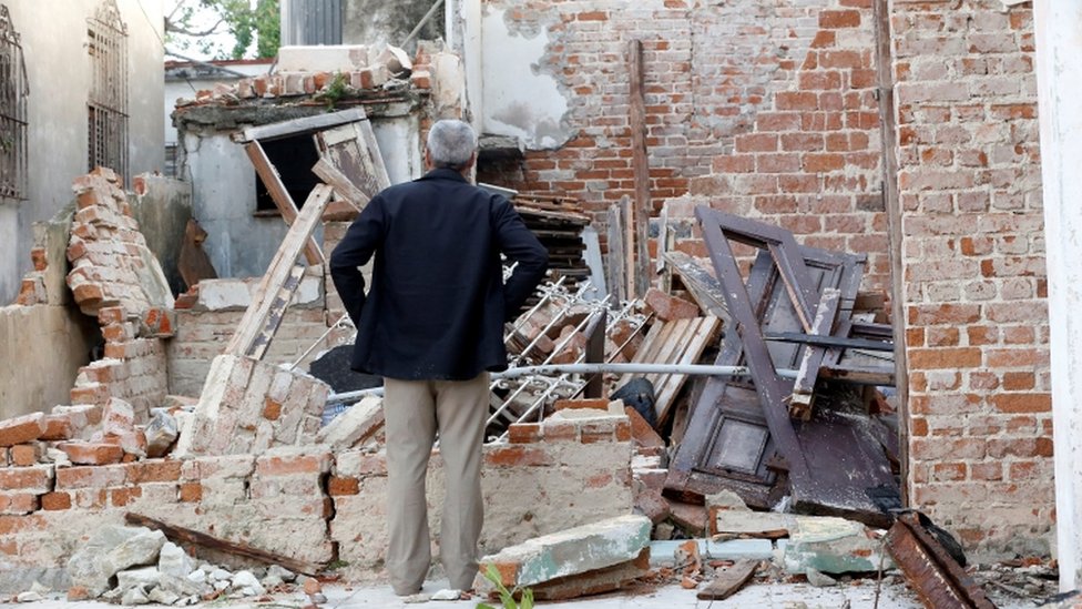 Hombre mira los destrozos en un casa provocados por el tornado. Hombre mira los destrozos en un casa provocados por el tornado.