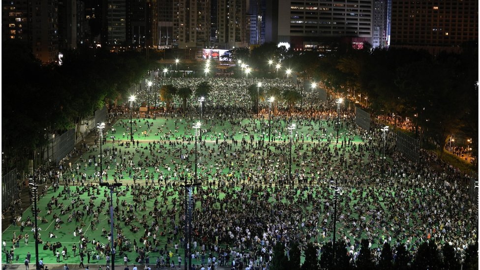 去年市民無視警方禁令，堅持到香港維多利亞公園參與悼念活動。